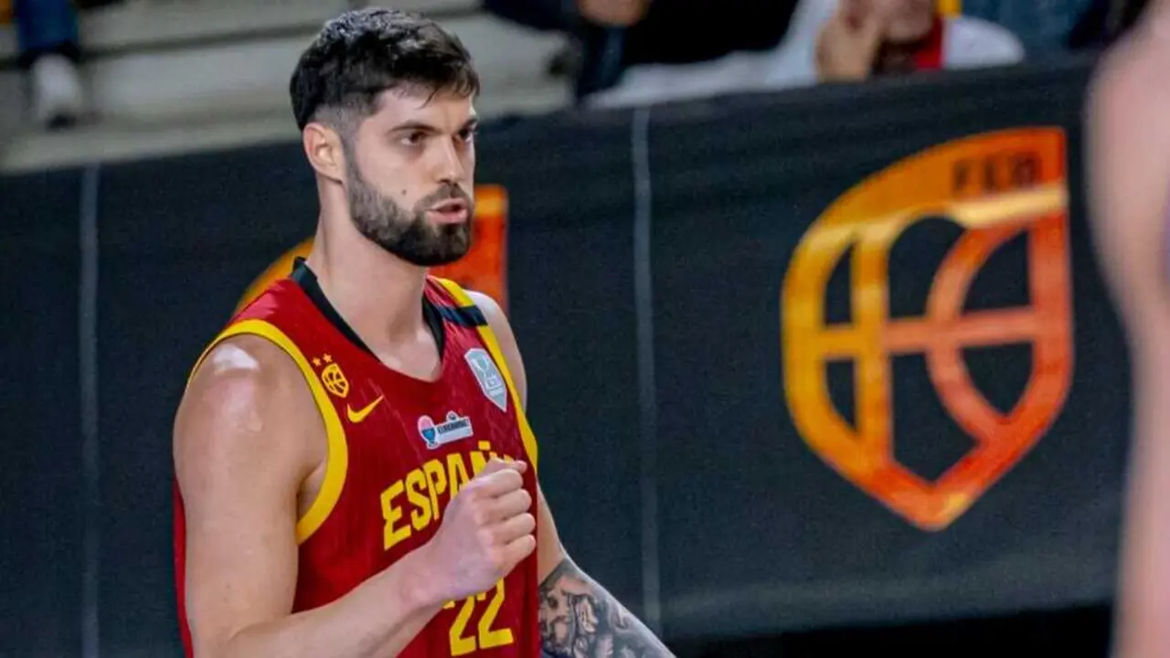 Santi Yusta celebrando una cansata con Espa&ntilde;a. Fotograf&iacute;a: FIBA.