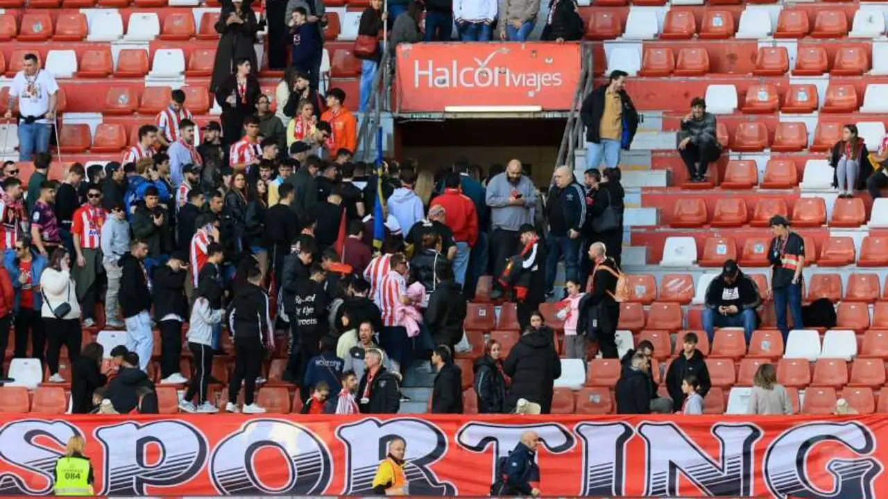 Aficionados del Sporting de Gij&oacute;n march&aacute;ndose del estadio / LaLiga