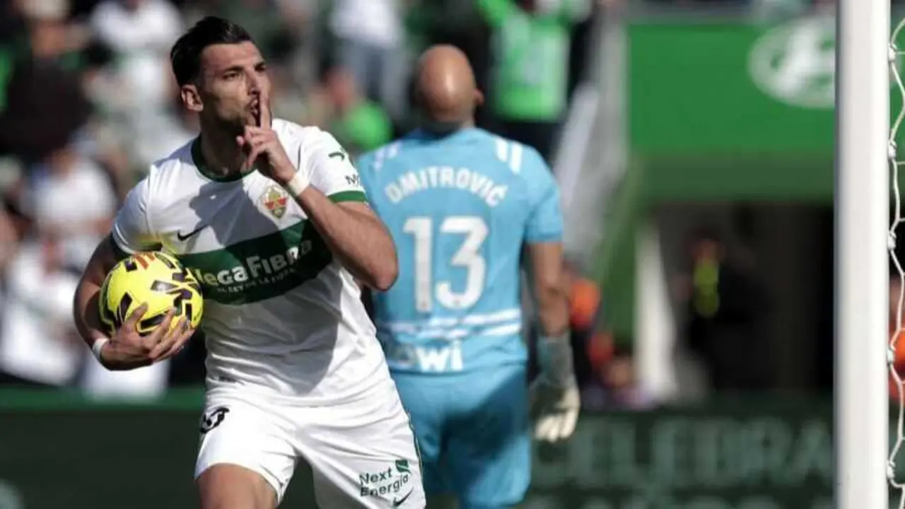 Rafa Mir durante el Elche - Espanyol / LaLiga