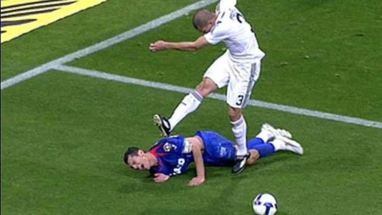 Casquero recibiendo la patada de Pepe. Fotograf&iacute;a: RTVE.