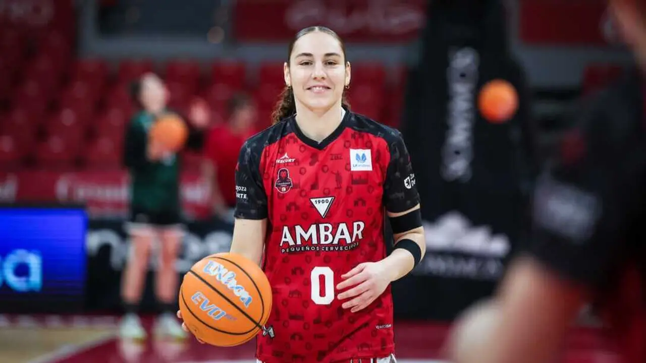 Carla Leite, durante el calentamiento antes de un duelo. Fotograf&iacute;a: Esther Casas / Casademont Zaragoza.