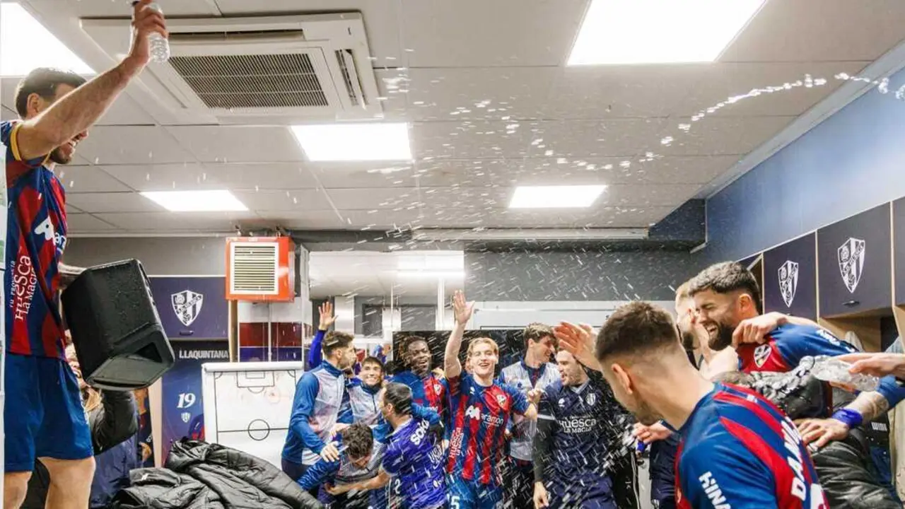 La plantilla de la SD Huesca celebra la &uacute;ltima victoria en El Alcoraz / SD Huesca