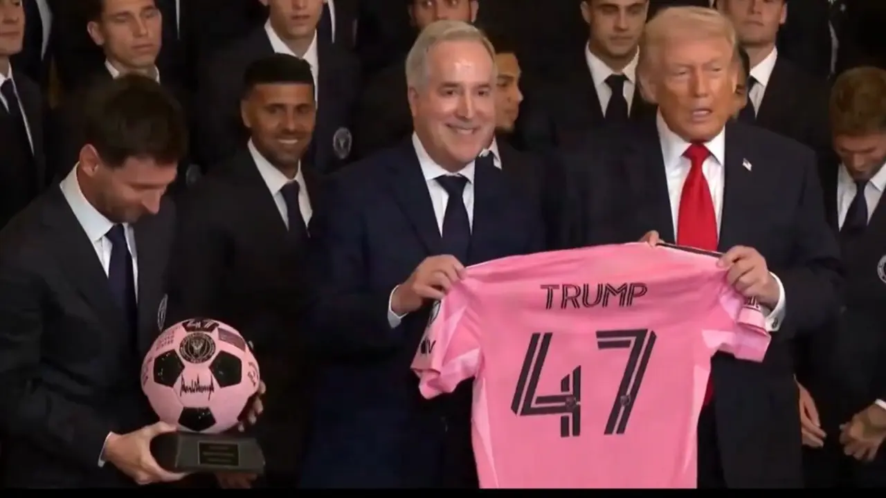 Jorge Mas le entrega una camiseta del Inter Miami a Donald Trump
