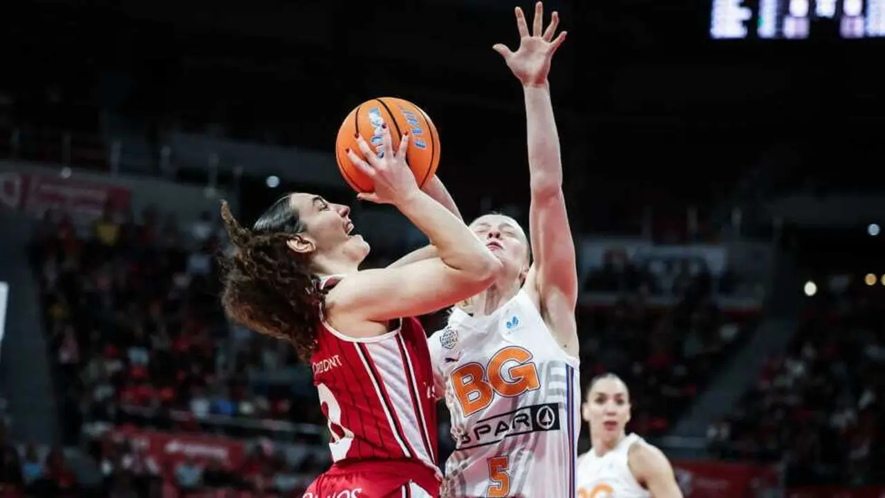 Carla Leite intenta penetrar ante Klara Holm en la ida en el Pr&iacute;ncipe Felipe. Fotograf&iacute;a: Esther Casas / Casademont Zaragoza.