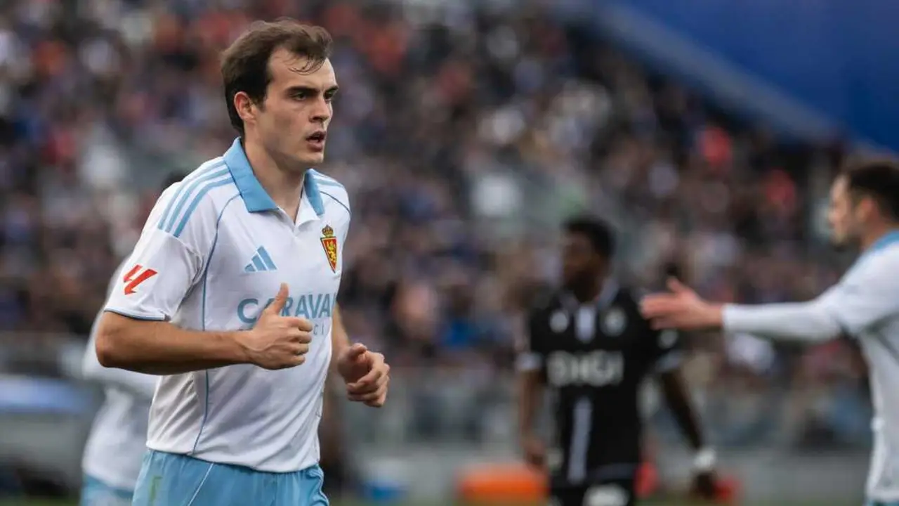 Francho Serrano durante el Real Zaragoza - Burgos / Marcos Cebri&aacute;n