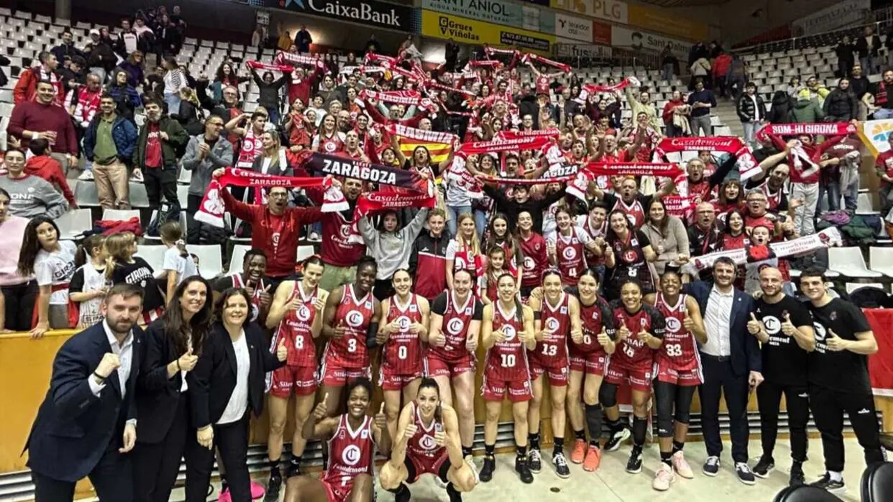 El Casademont Zaragoza al completo junto a la Marea Roja desplazada a Fontajau. Fotograf&iacute;a: Casademont Zaragoza.