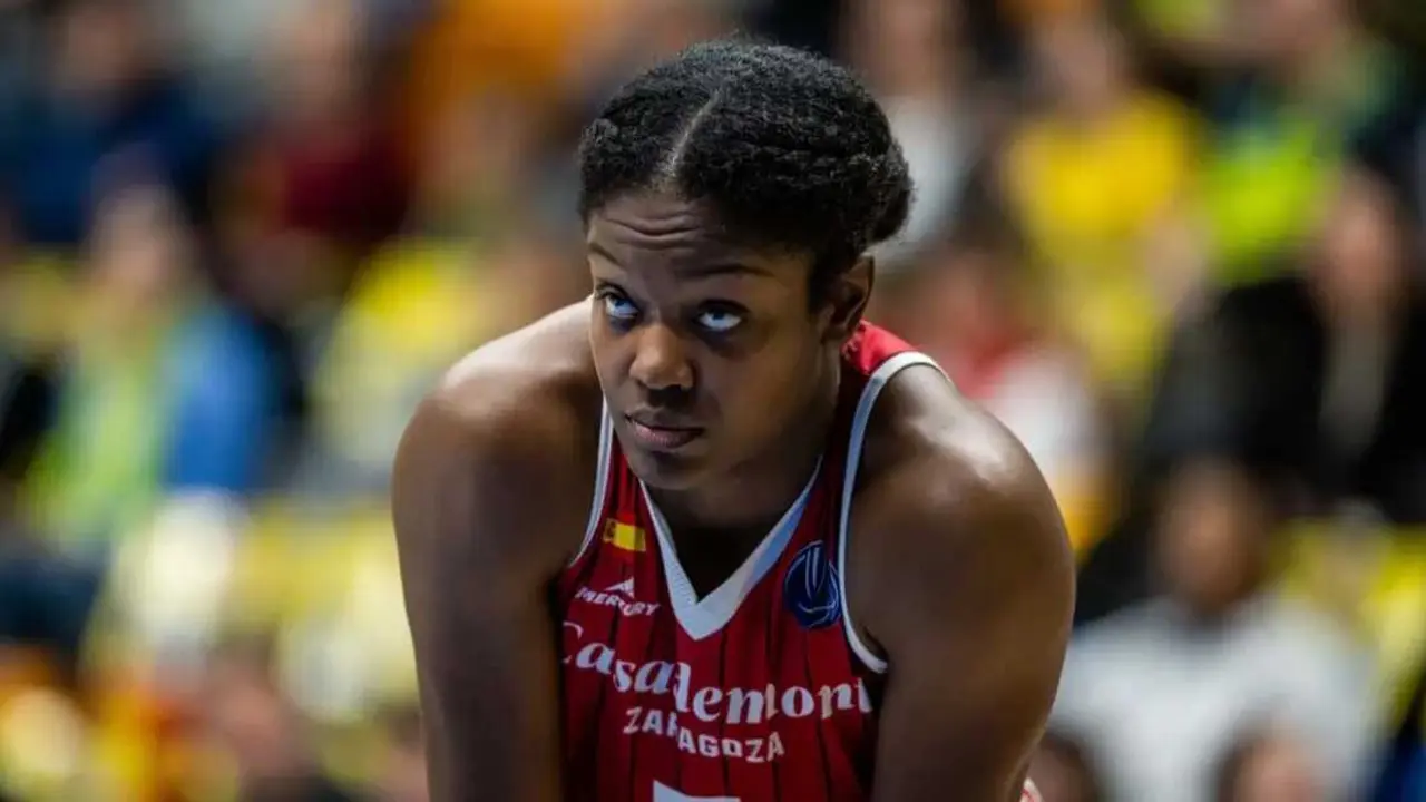 Nadia Fingall, durante un duelo con el Casademont Zaragoza. Fotograf&iacute;a: FIBA.