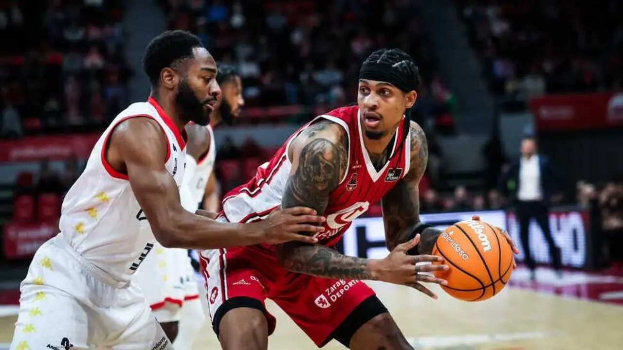 Devin Robinson protege el bal&oacute;n en el duelo de ida en el Pr&iacute;ncipe Felipe. Fotograf&iacute;a: Esther Casas / Casademont Zaragoza.