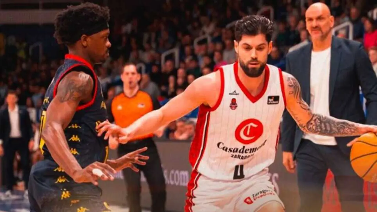 Santi Yusta intenta marcharse de su par ante el MoraBanc Andorra. Fotograf&iacute;a: Casademont Zaragoza.
