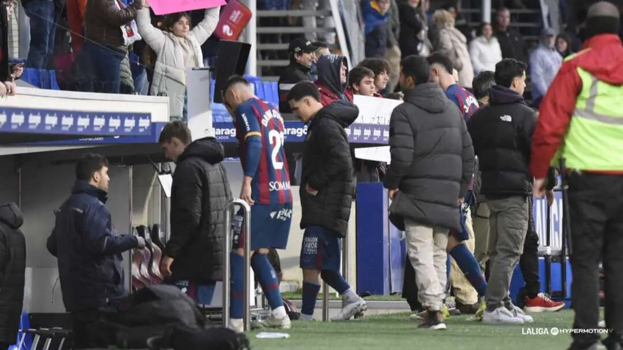 La SD Huesca se retira al vestuario tras el empate / LaLiga