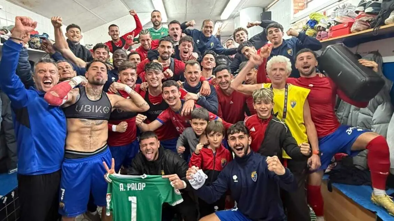 El CD Teruel, en pleno &eacute;xtasis, tras vencer al Villarreal 'B'. Fotograf&iacute;a: CD Teruel.