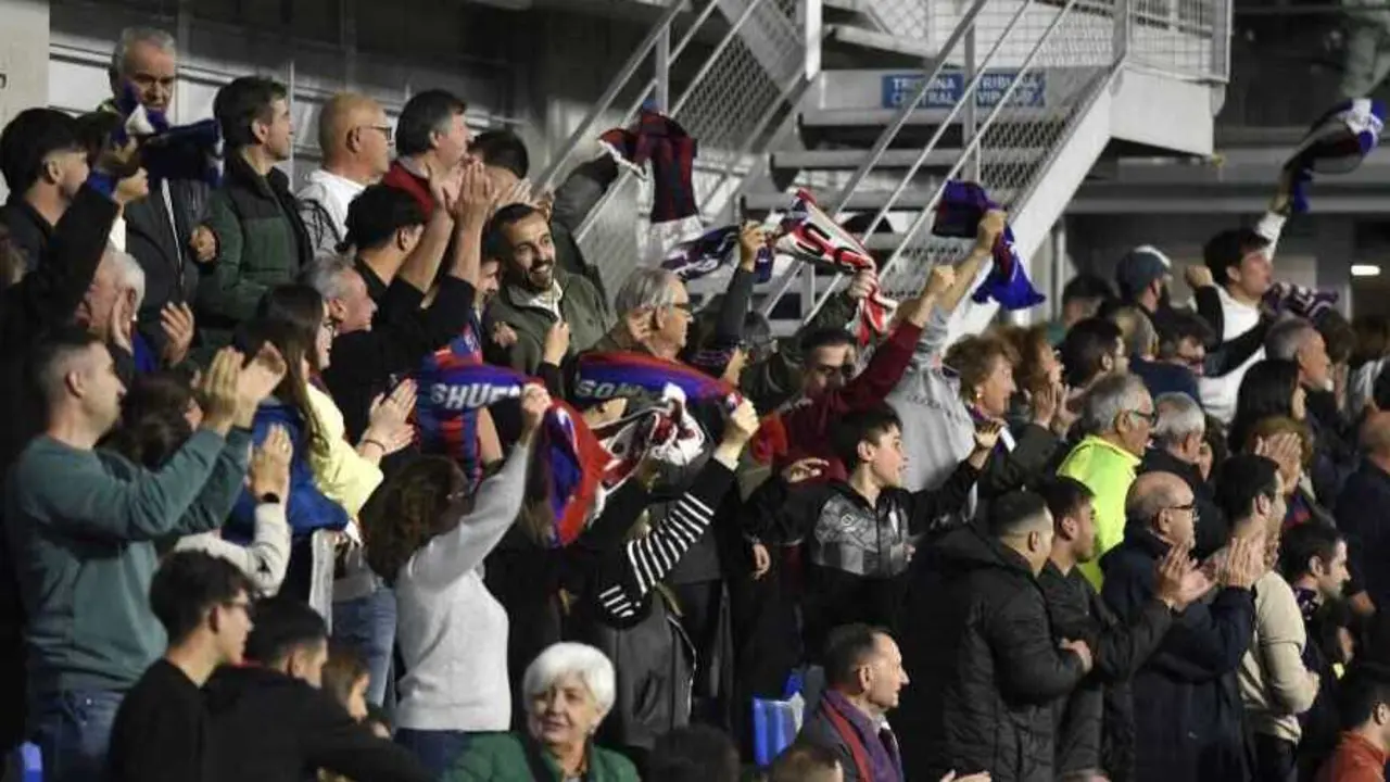Afici&oacute;n de la SD Huesca durante un partido en El Alcoraz / LaLiga