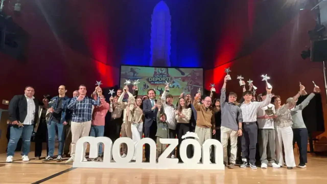 Foto familiar en la XXXVI Gala del Deporte de Monz&oacute;n / 
Ayuntamiento de Monz&oacute;n.