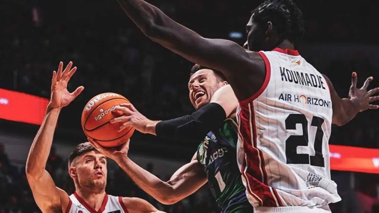 Joaqu&iacute;n Rodr&iacute;guez y Christ Koumadje tratan de frenar al Unicaja / RRSS Unicaja M&aacute;laga.