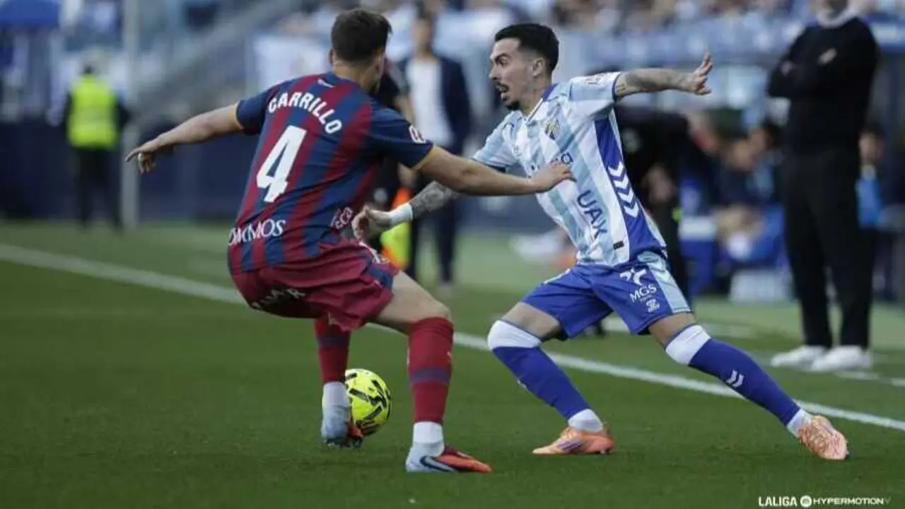 Carrillo trata de frenar al exazulgrana Joaqu&iacute;n / LaLiga.