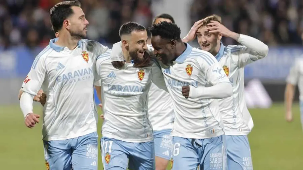 Rober Gonz&aacute;lez y Mawuli Mensah celebran el gol del primero en el Real Zaragoza - Almer&iacute;a / LaLiga