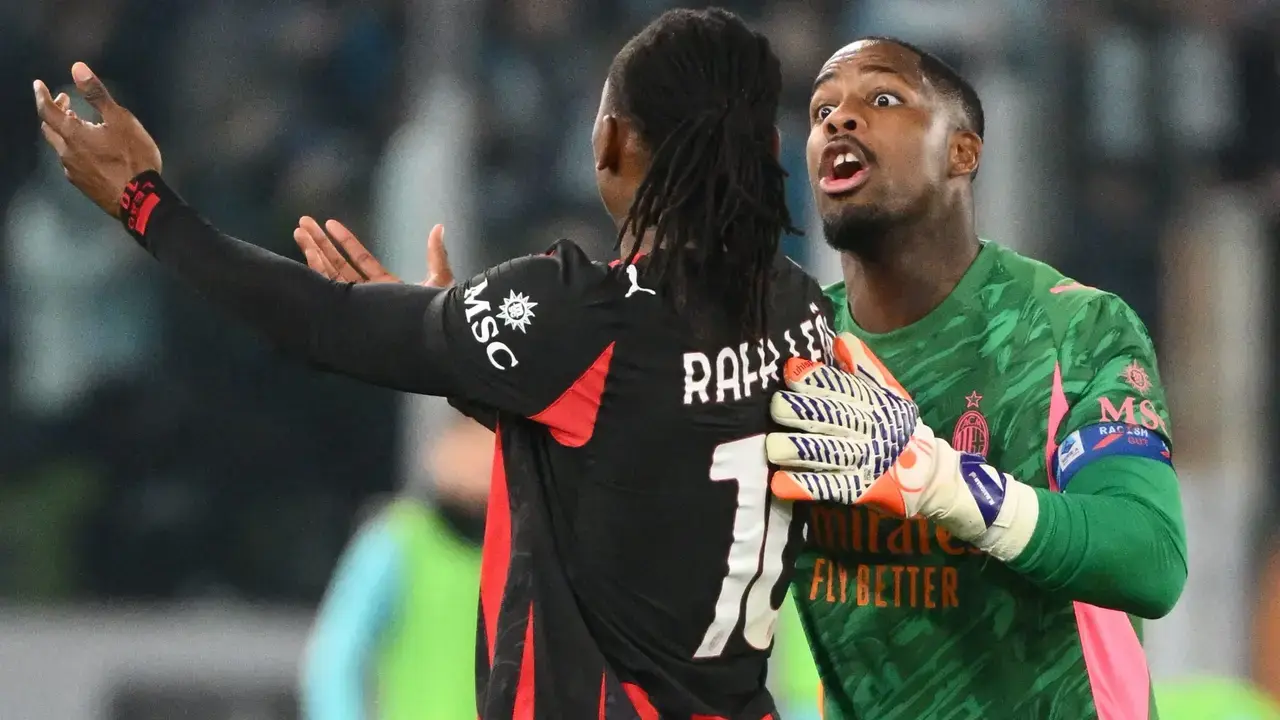 Maignan trata de tranquilizar a Leao / AFP.