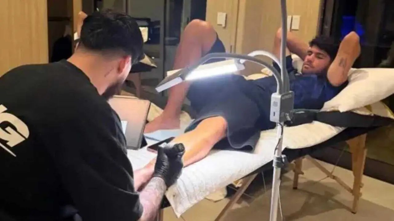 Carlos Alcaraz, mientras le realizan el tatuaje / RRSS de Carlos Alcaraz.