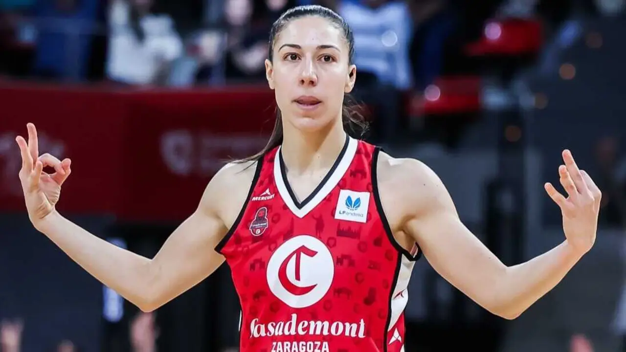 Laia Flores, tras meter un triple desde medio del campo sobre la bocina ante el Spar Girona en los playoffs del curso pasado. Fotograf&iacute;a: Esther Casas / Casademont Zaragoza.