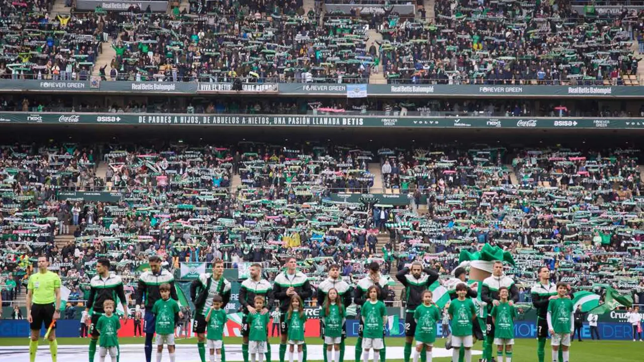 Jugadores del Betis junto a su afici&oacute;n en La Cartuja / Real Betis Balompi&eacute;
