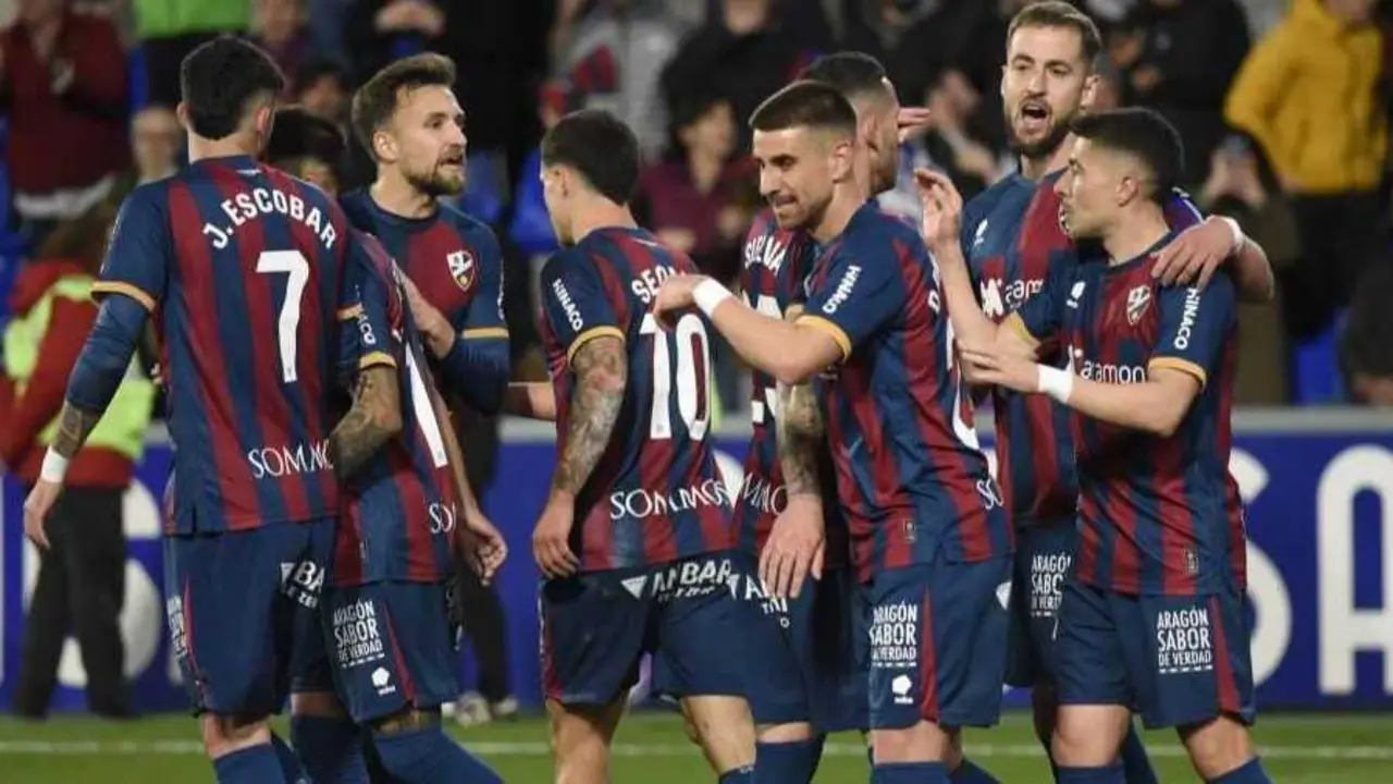 La SD Huesca celebrando su tanto ante el Almer&iacute;a / LaLiga.
