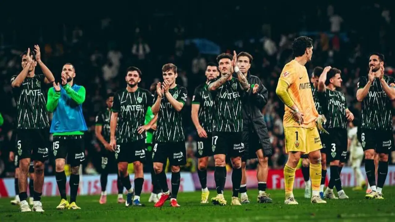 El Elche CF saludando a su afici&oacute;n / Elche CF.