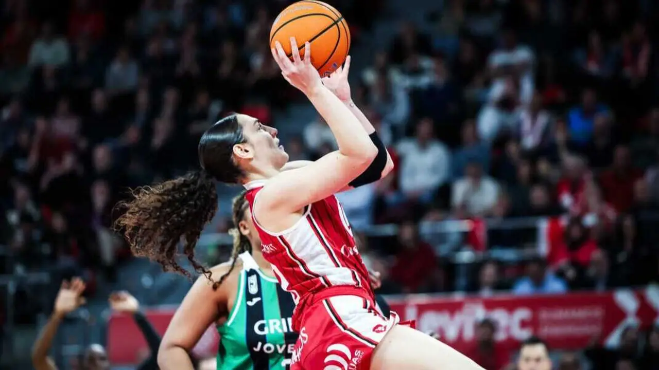 Carla Leite realiza una bandeja ante el Joventut de Badalona. Fotograf&iacute;a: Esther Casas / Casademont Zaragoza.