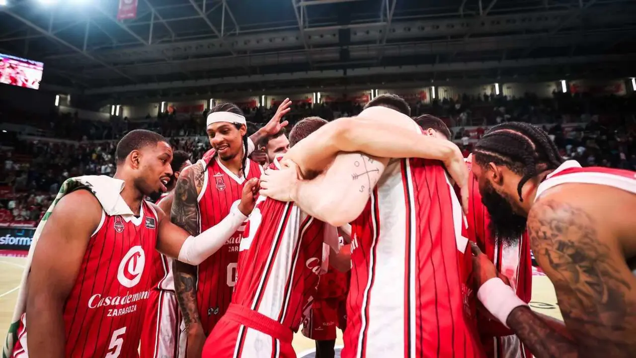 El Casademont Zaragoza festeja el triunfo ante el Burgos. Fotograf&iacute;a: Casademont Zaragoza / Esther Casas.