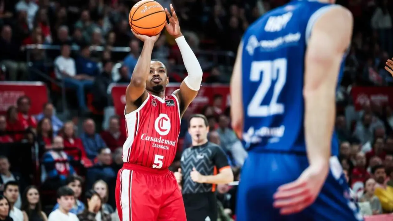 Washington lanzando un triple ante el San Pablo Burgos. Fotograf&iacute;a: Casademont Zaragoza / Esther Casas.