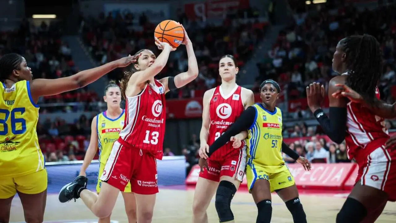 Helena Pueyo lanza a canasta ante el Spar Gran Canaria. Fotograf&iacute;a: Esther Casas / Casademont Zaragoza.