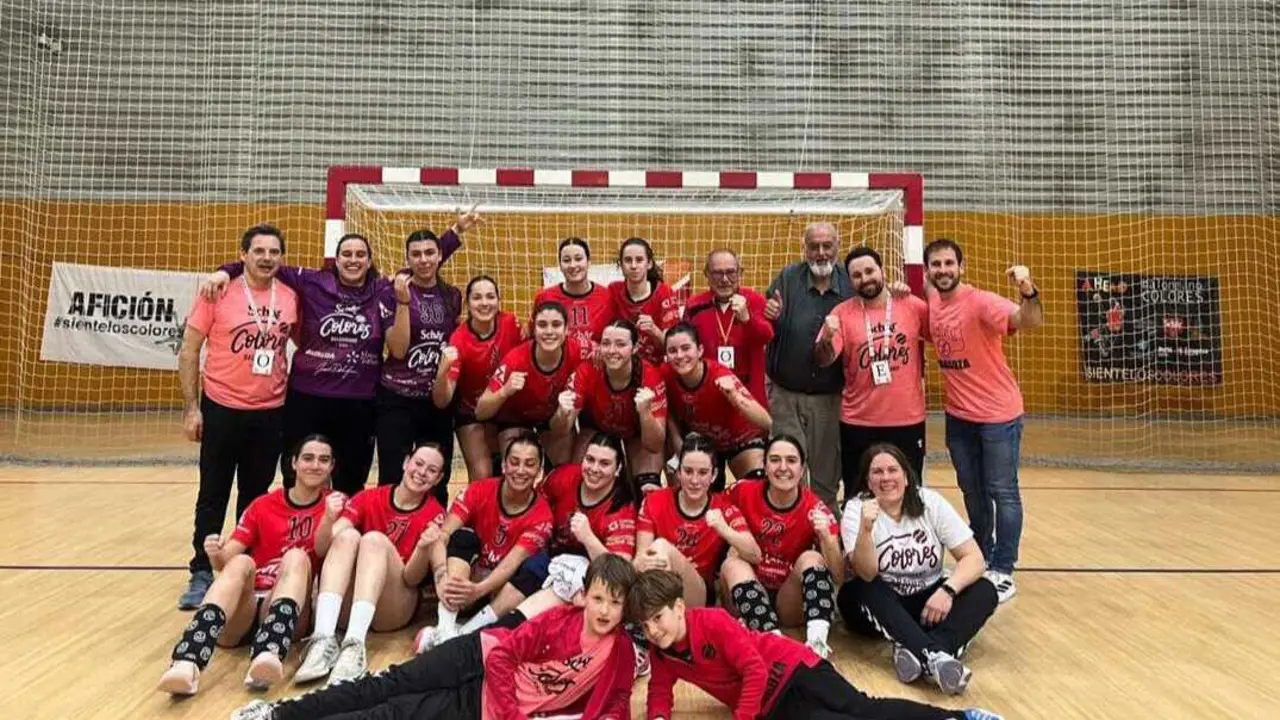 Foto de familia tras lograr el triunfo / Sch&auml;r Colores.