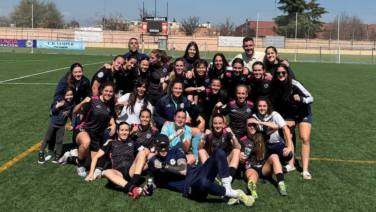 Foto de familia tras saborear un nuevo triunfo / Zaragoza CFF.