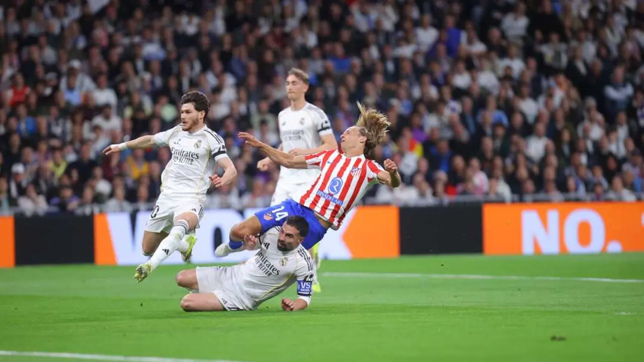 Imagen de Marcos Llorente derribado por Carvajal / Atleti