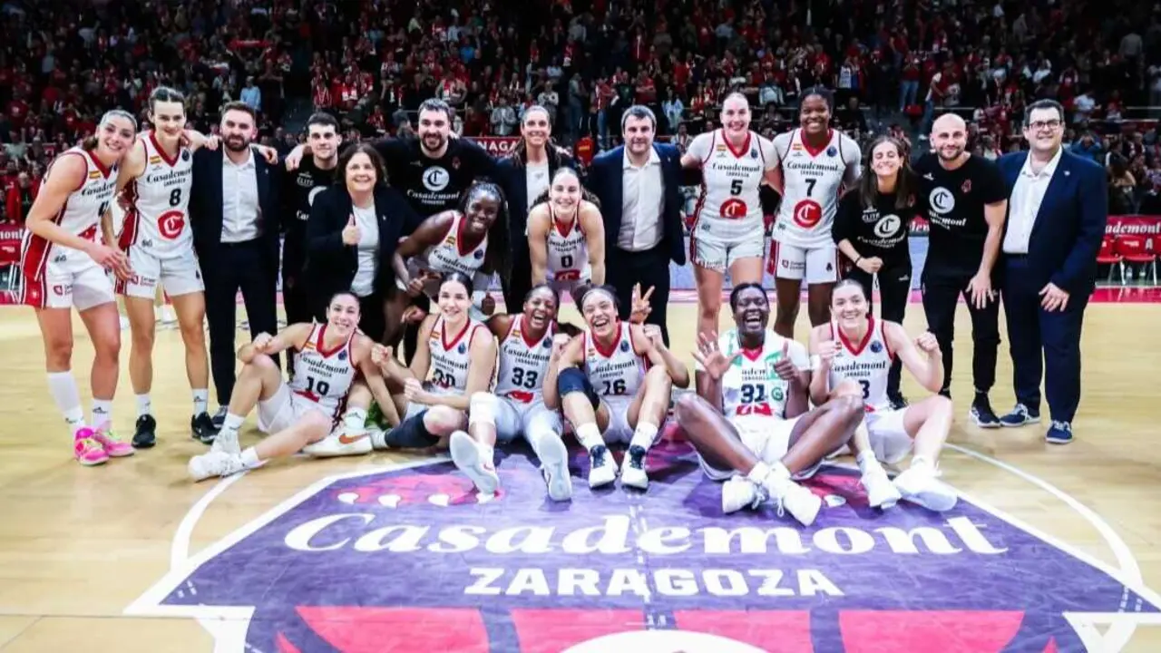 El Casademont Zaragoza al completo, con staff y jugadoras, tras clasificarse a la Final Six tras vencer al USK Praga. Fotograf&iacute;a: Esther Casas / Casademont Zaragoza.