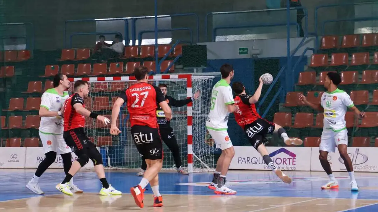 Miguel Malo lanza a la porter&iacute;a de Gabor Decsi en el Burgos Bada Huesca de Copa del Rey. Foto: Sergio Cidiano