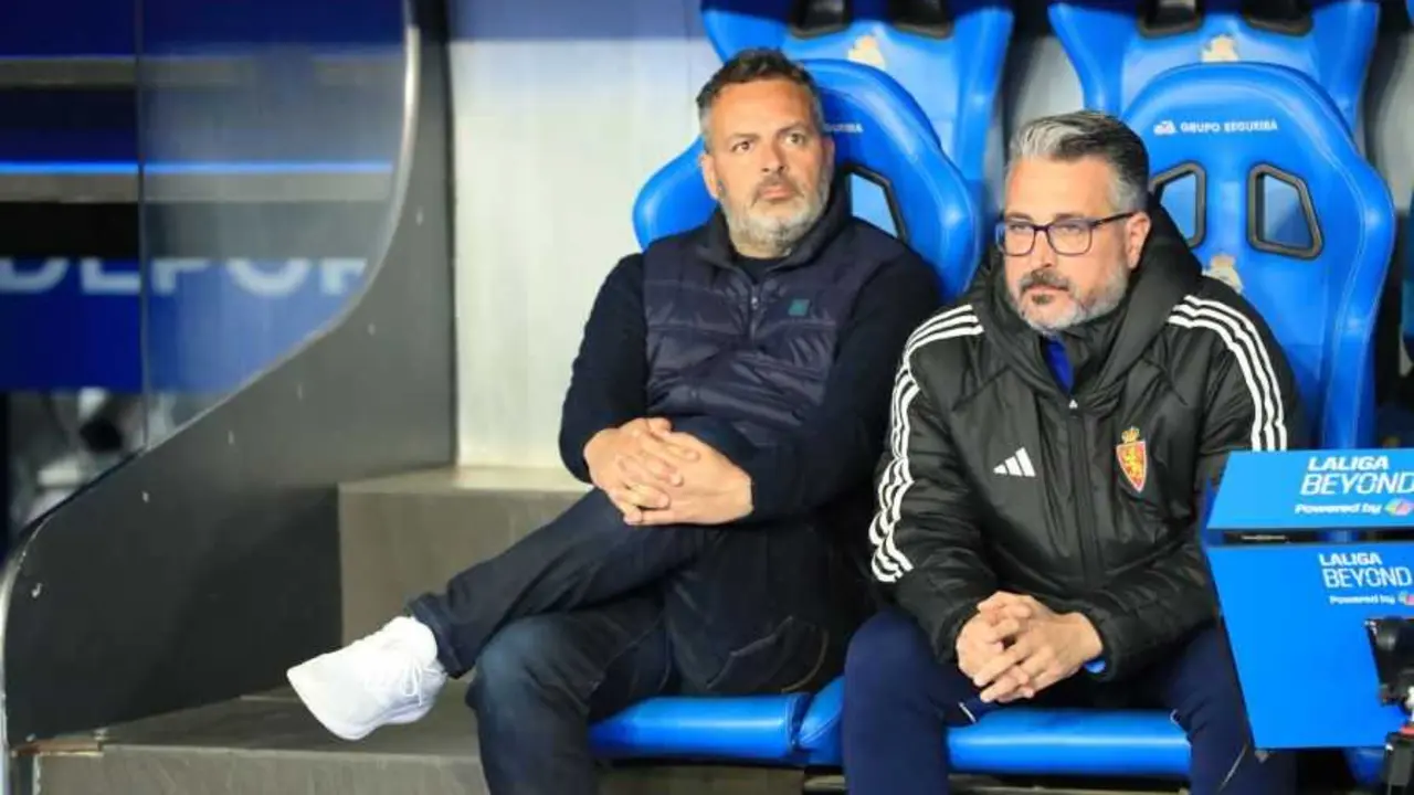 David Navarro junto a N&eacute;stor P&eacute;rez en el banquillo de Riazor / LaLiga