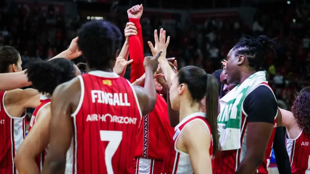 El Casademont Zaragoza haciendo pi&ntilde;a tras vencer al Joventut. Fotograf&iacute;a: Esther Casas / Casademont Zaragoza.