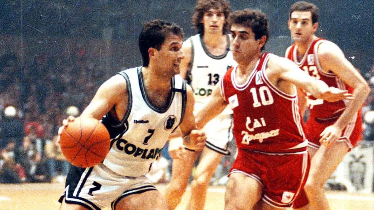 Pepe Arcega trata de defender en aquella final / PAOK