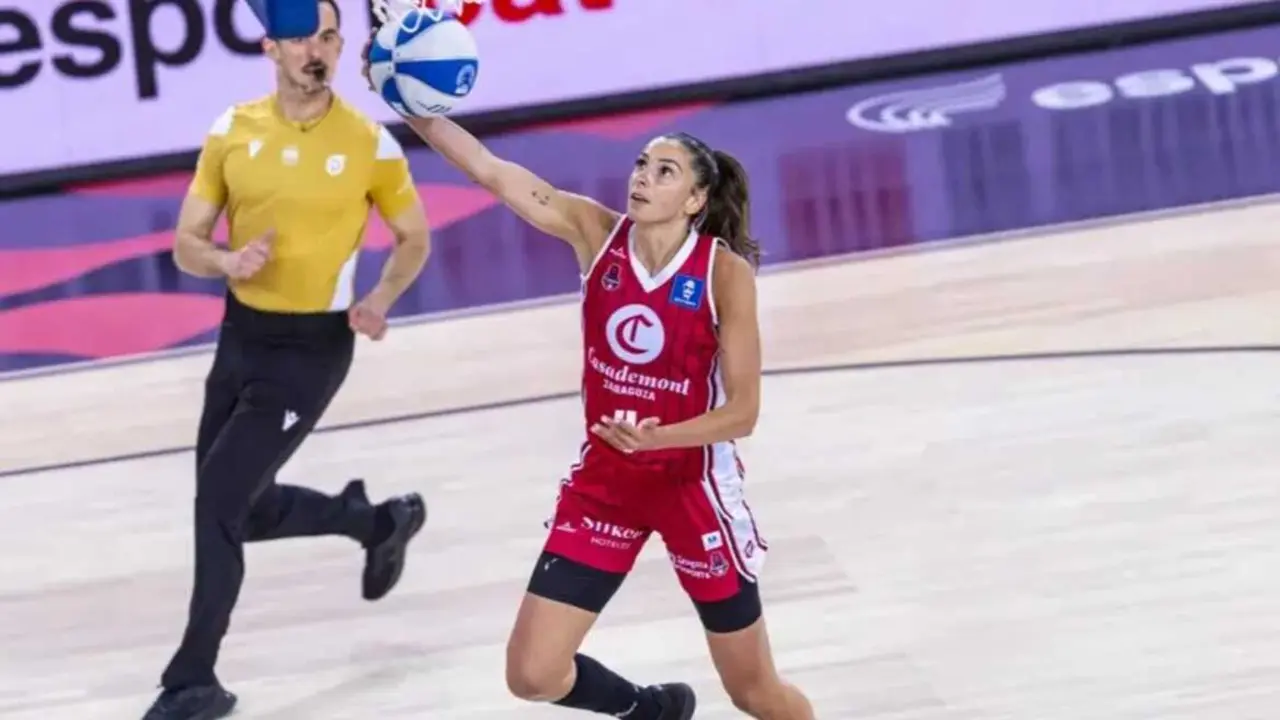 Mariona Ortiz anotando una canasta ante IDK / FEB.