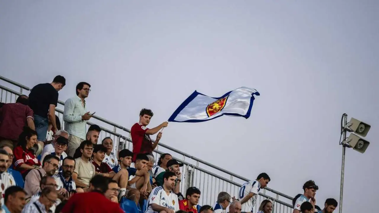 Aficionado del Real Zaragoza ondeando una bandera / Marcos Cebri&aacute;n