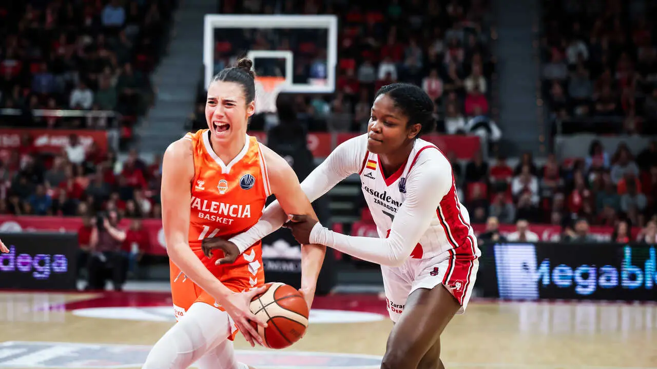 Nadia Fingall trata de robar un bal&oacute;n a Raquel Carrera en un duelo de Euroliga. Fotograf&iacute;a: Esther Casas / Casademont Zaragoza.