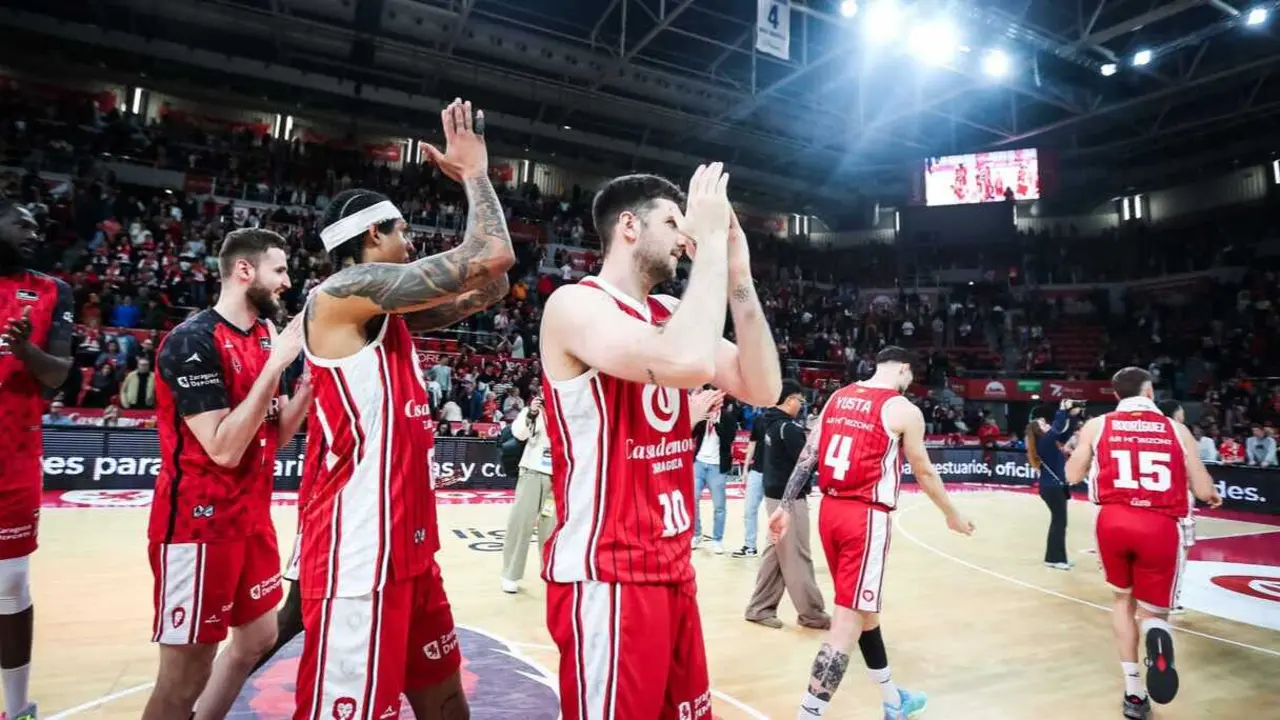 El Casademont Zaragoza celebra con la Marea Roja su triunfo ante el Burgos en el Pr&iacute;ncipe Felipe. Fotograf&iacute;a: Esther Casas / Casaademont Zaragoza.