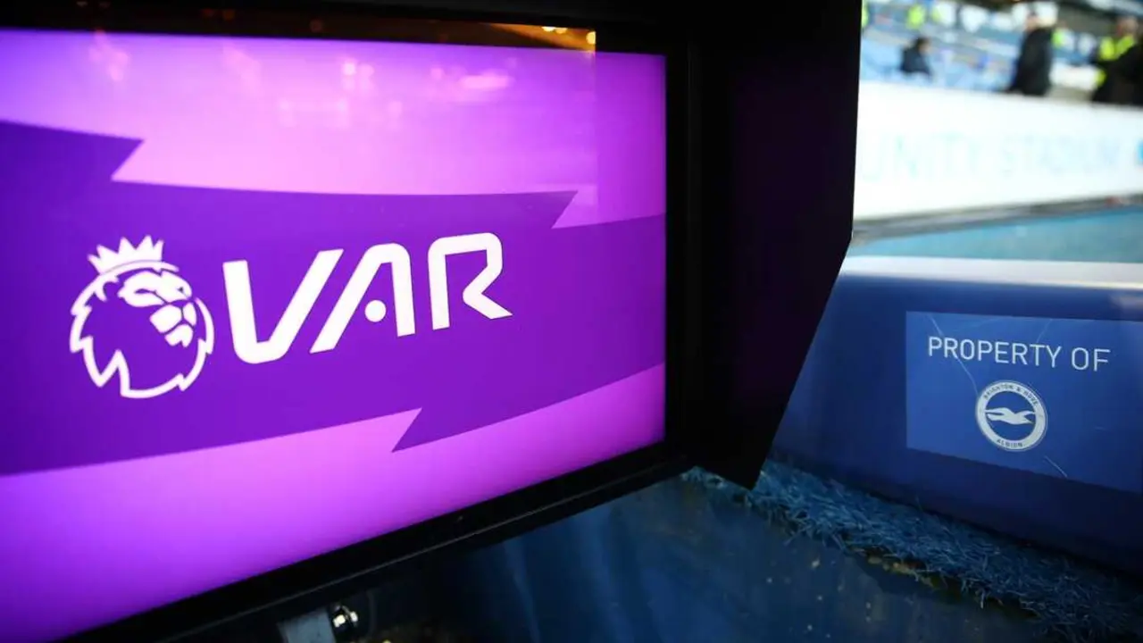 Imagen del monitor VAR / Premier League