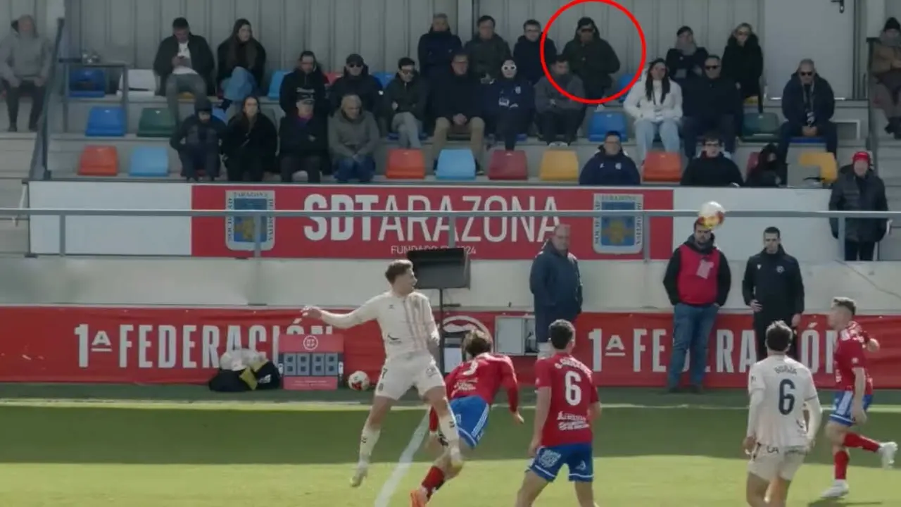 Fran Gracia visualizando el Tarazona - Eldense en directo