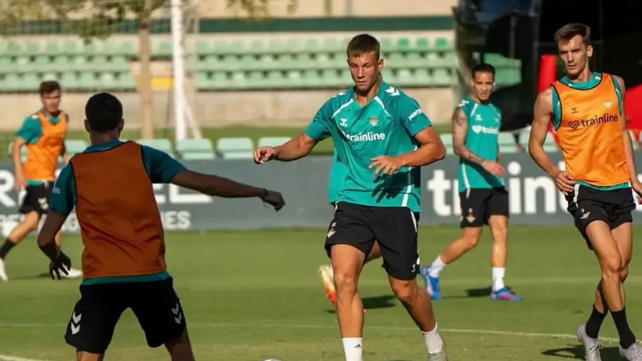 Nikita Doronins entrenando con el primer equipo solo unos meses despu&eacute;s de salir de la Escuela IPC Huesca / Betis