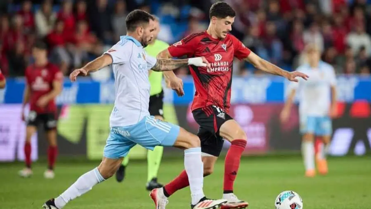 Pablo Insua y Carlos Fern&aacute;ndez en el Mirand&eacute;s - Real Zaragoza de la ida / LaLiga