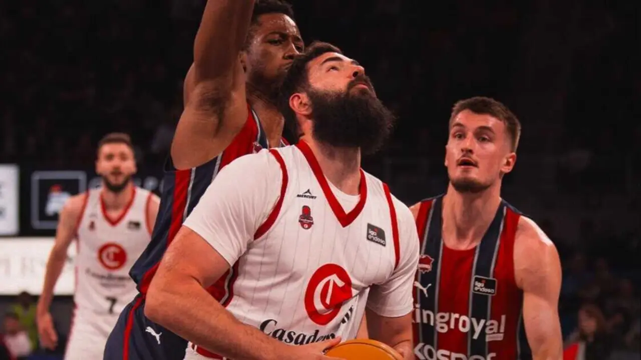 Bojan Dubljevic intenta colarse en la pintura del Baskonia / ACBPhoto.