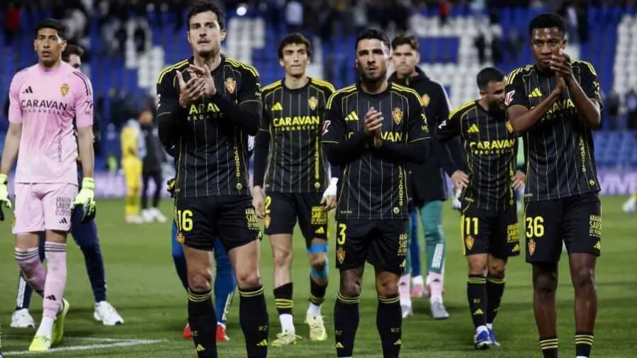 El Real Zaragoza, con gesto serio, aplaudiendo a la afici&oacute;n desplazada tras el empate en Legan&eacute;s / LaLiga.
