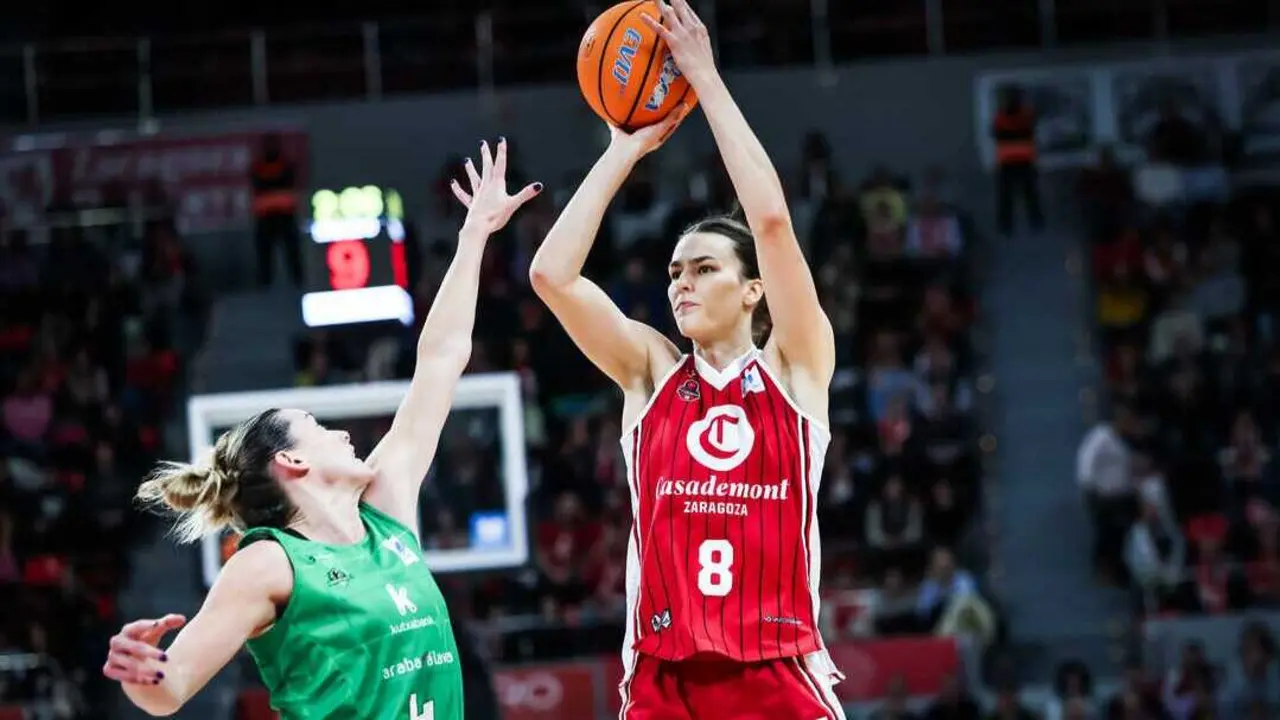Veronika Vorackova lanza a canasta en el duelo de ida ante Araski. Fotograf&iacute;a: Esther Casas / Casademont Zaragoza.