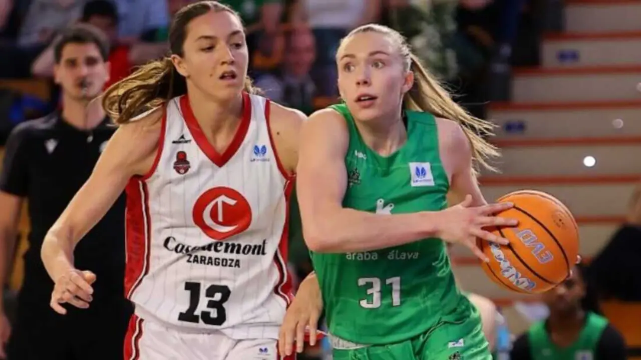 Helena Pueyo trata de robar un bal&oacute;n a Lahtinen / Araski.